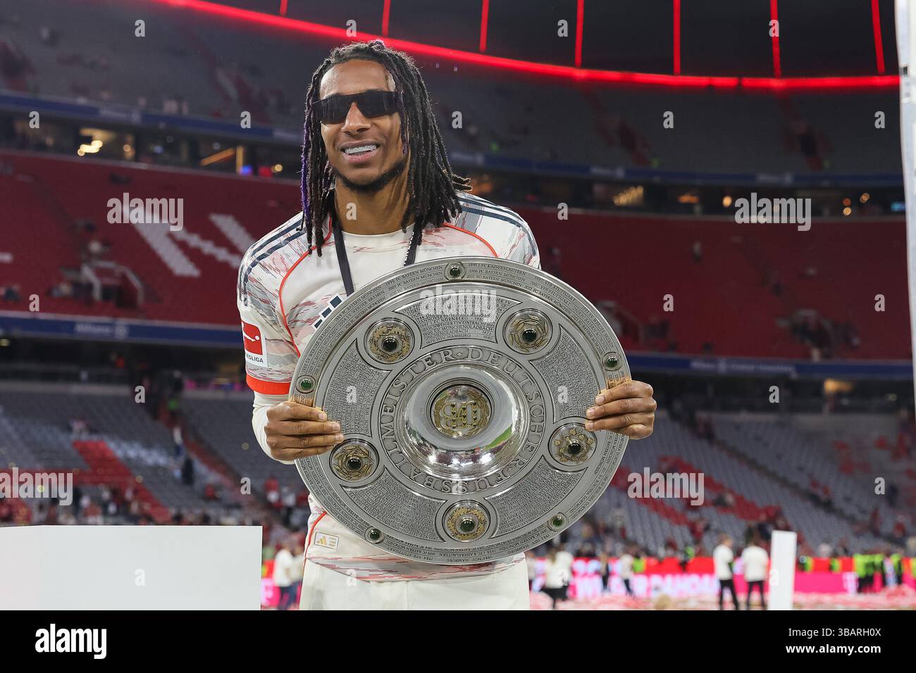 muenchen-deutschland-10th-may-2025-michael-olise-fc-bayern