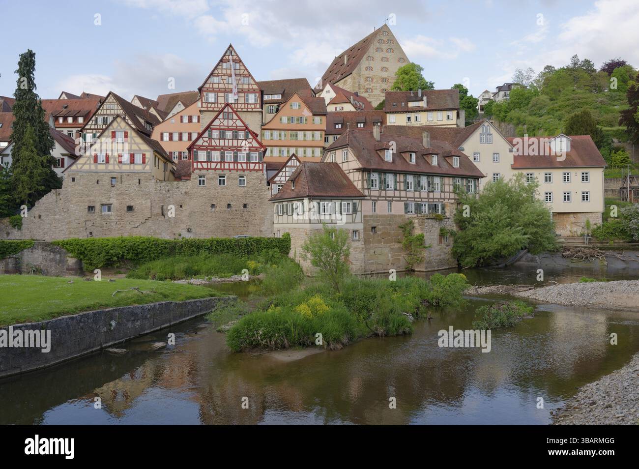 view-of-the-old-town-centre-of-schwaebisch-hall-grasboedele-new