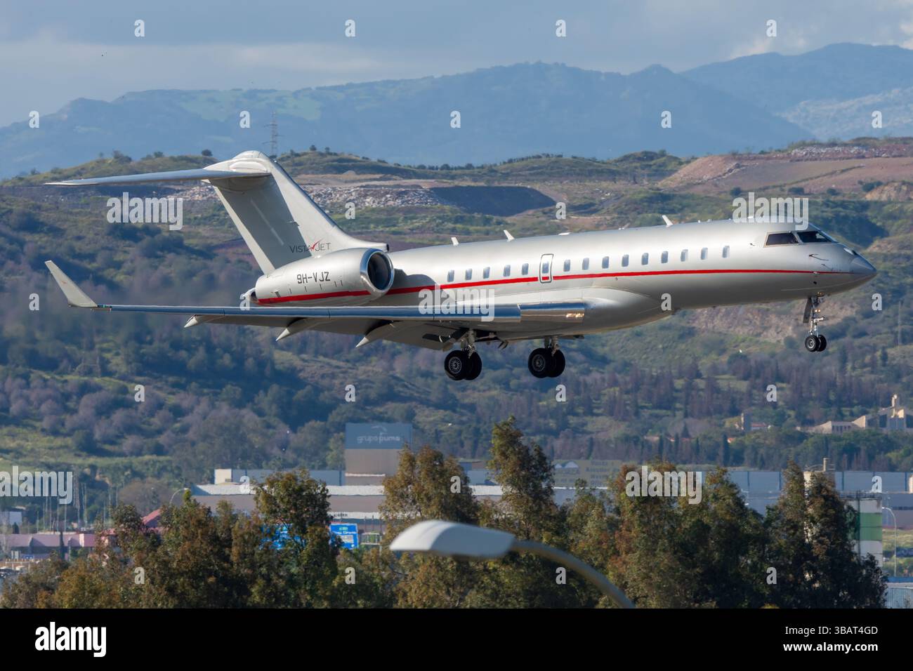 Vistajet corporate jet landing hi-res stock photography and images - Alamy