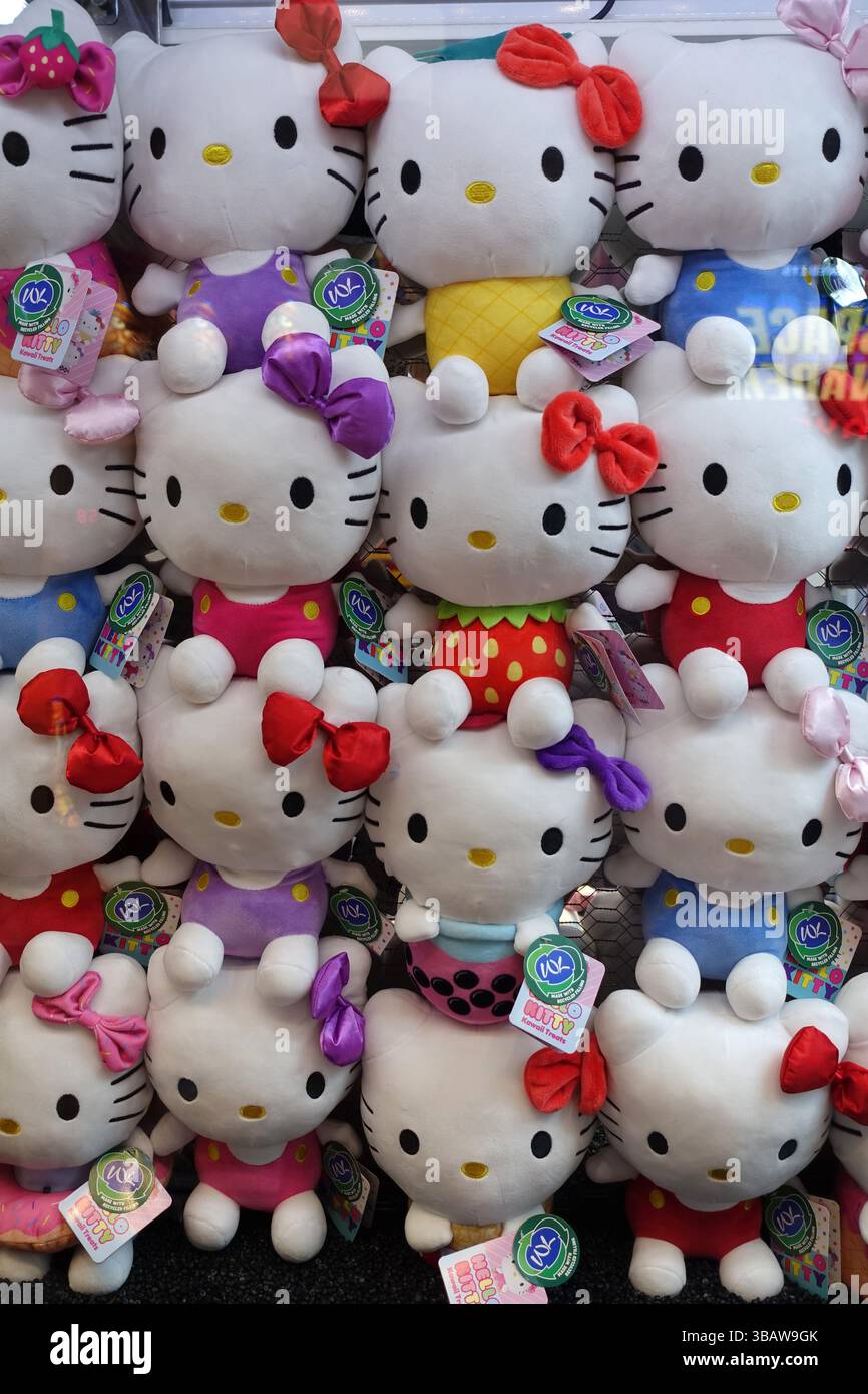 Comp Kitty Hello Kitty cuddly toys in arcade Stock Photo - Alamy