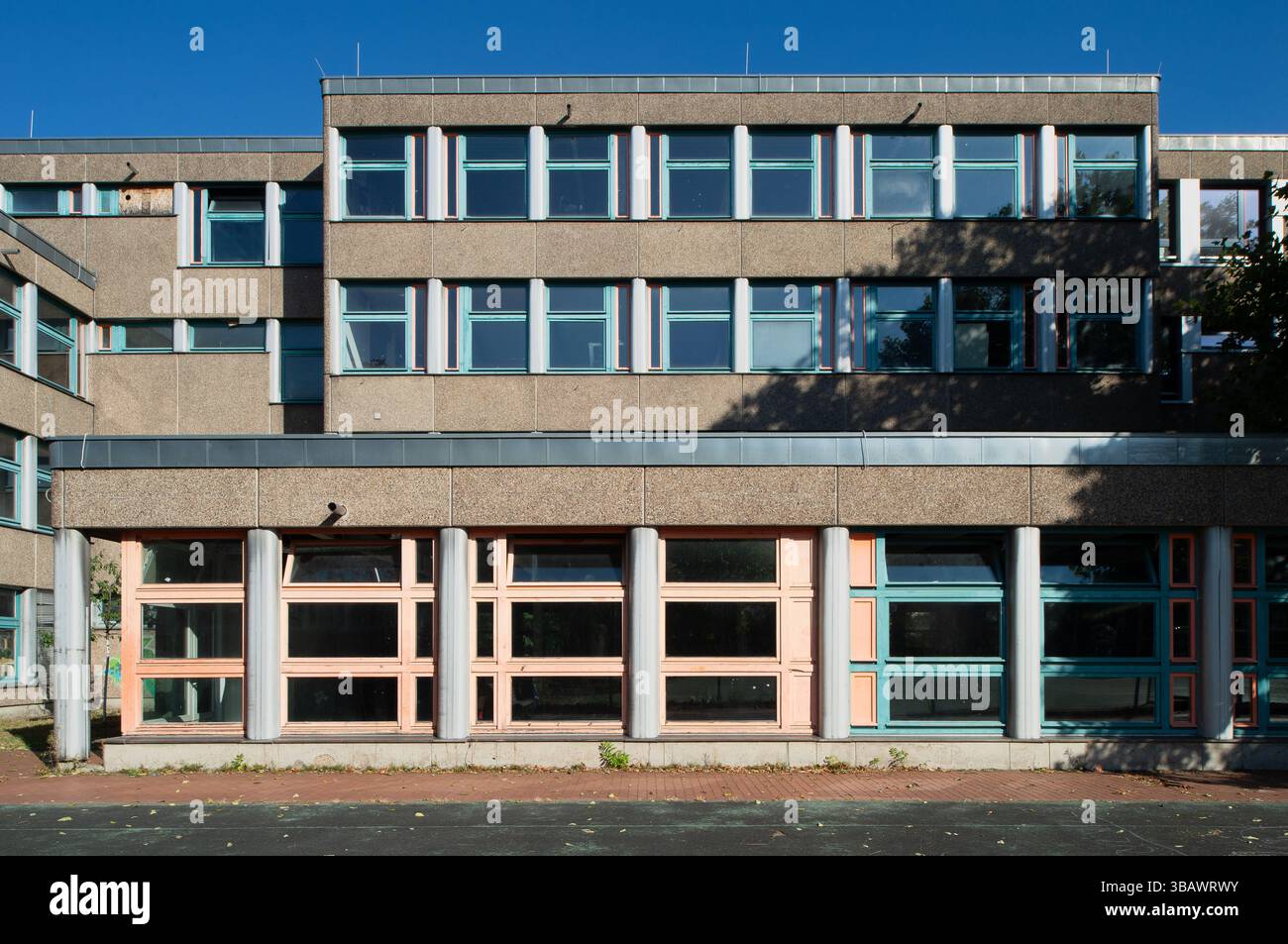 22.09.2024, Germany, Berlin, Berlin - The Kurt Schumacher primary school from 1972 in Puttkamer Strasse in Kreuzberg. 0CE240922D003CAROEX.JPG [MODEL R Stock Photo