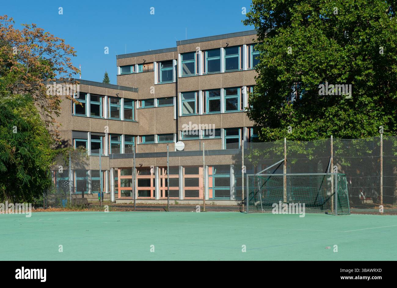 22.09.2024, Germany, Berlin, Berlin - The Kurt Schumacher primary school from 1972 in Puttkamer Strasse in Kreuzberg. 0CE240922D006CAROEX.JPG [MODEL R Stock Photo
