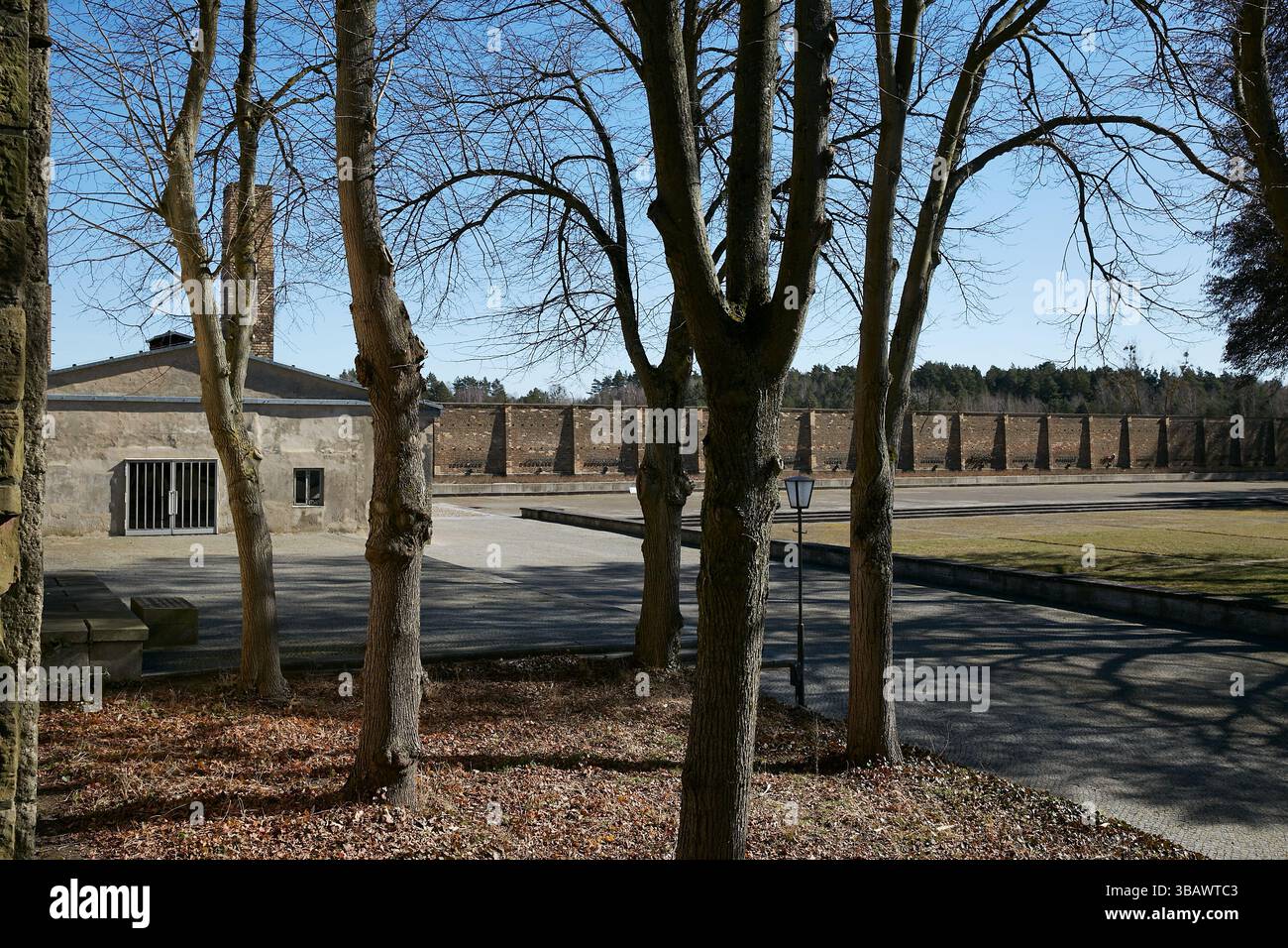 18.03.2025, Germany, Brandenburg, Fuerstenberg / Havel - View of the crematorium on the left and the Wall of Nations on the grounds of the Ravensbruec Stock Photo
