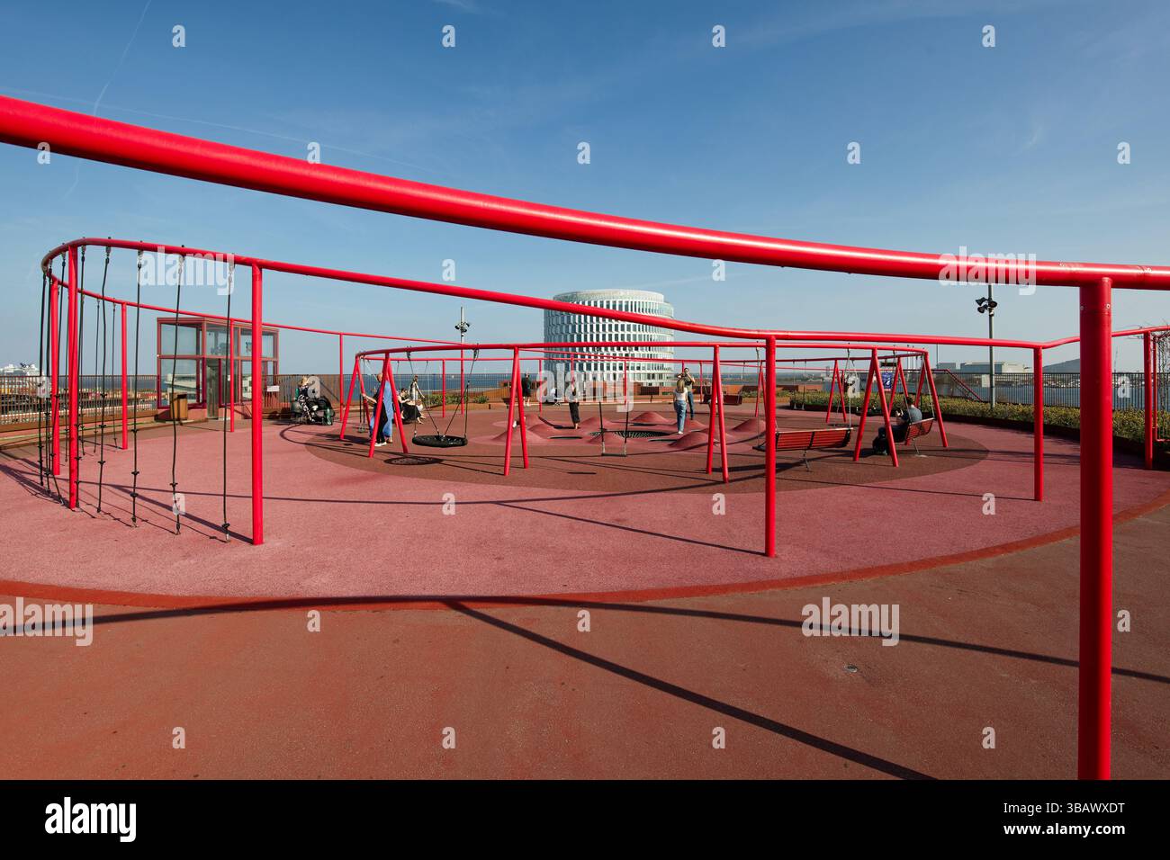 03.09.2024, Denmark, Hovedstaden, Copenhagen - Nordhavn district. Playground with a view: Parking House Lueders in Copenhagen. The faÁade and roof des Stock Photo