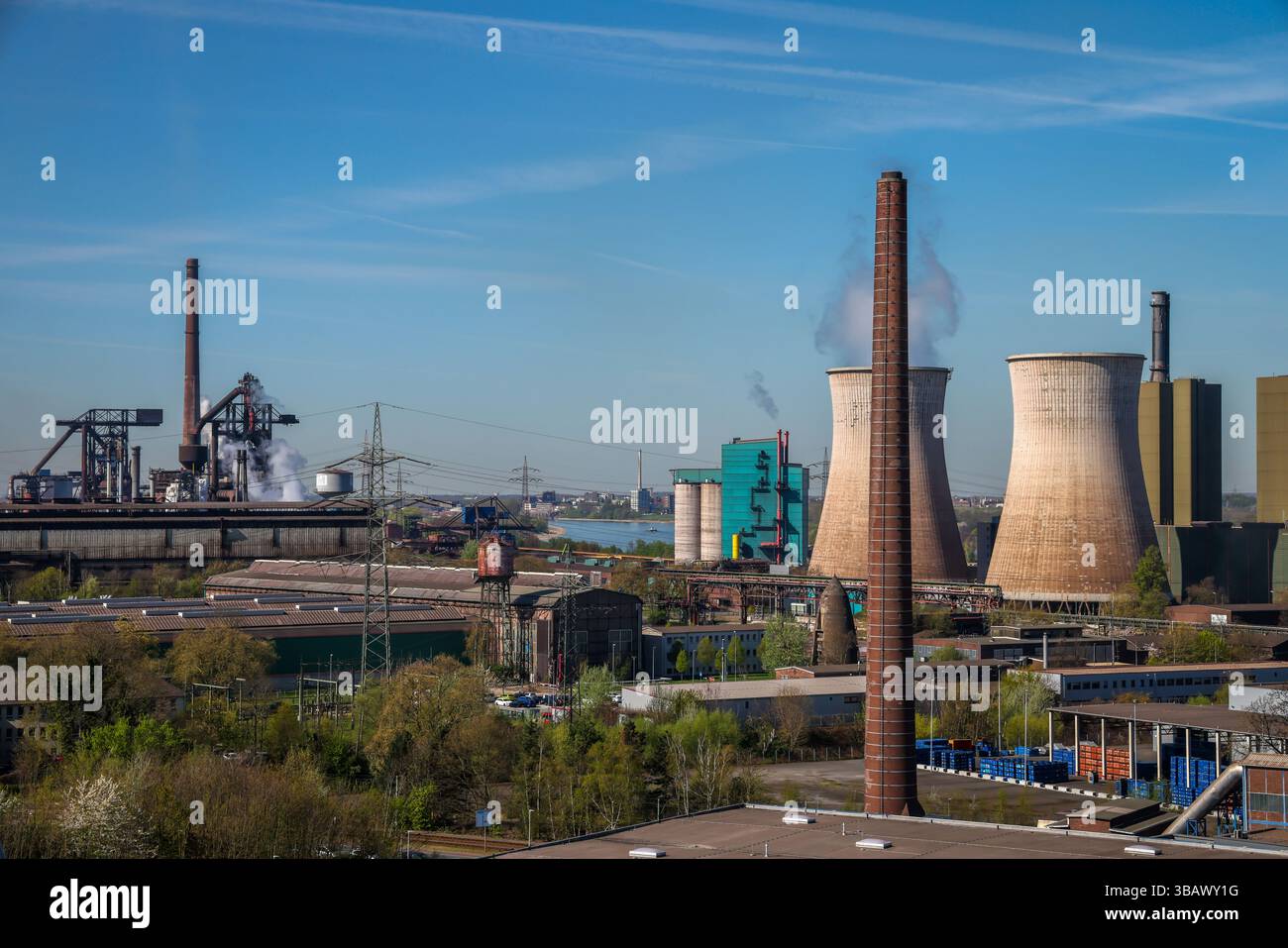 08.04.2025, Germany, North Rhine-Westphalia, Duisburg - Industrial landscape in the Ruhr area, HKM steelworks, with blast furnaces, Duisburg-Huckingen Stock Photo