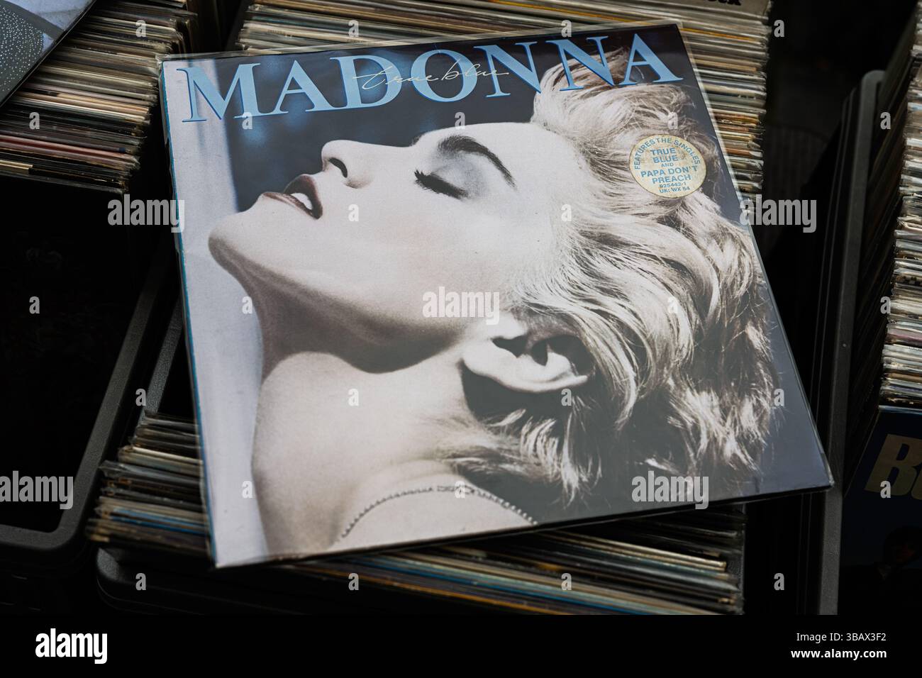 マドンナ　TRUE BLUE　RIAA認定 プラチナ・ディスク記念 額縁 Madonna true blue album hi-res stock photography and images