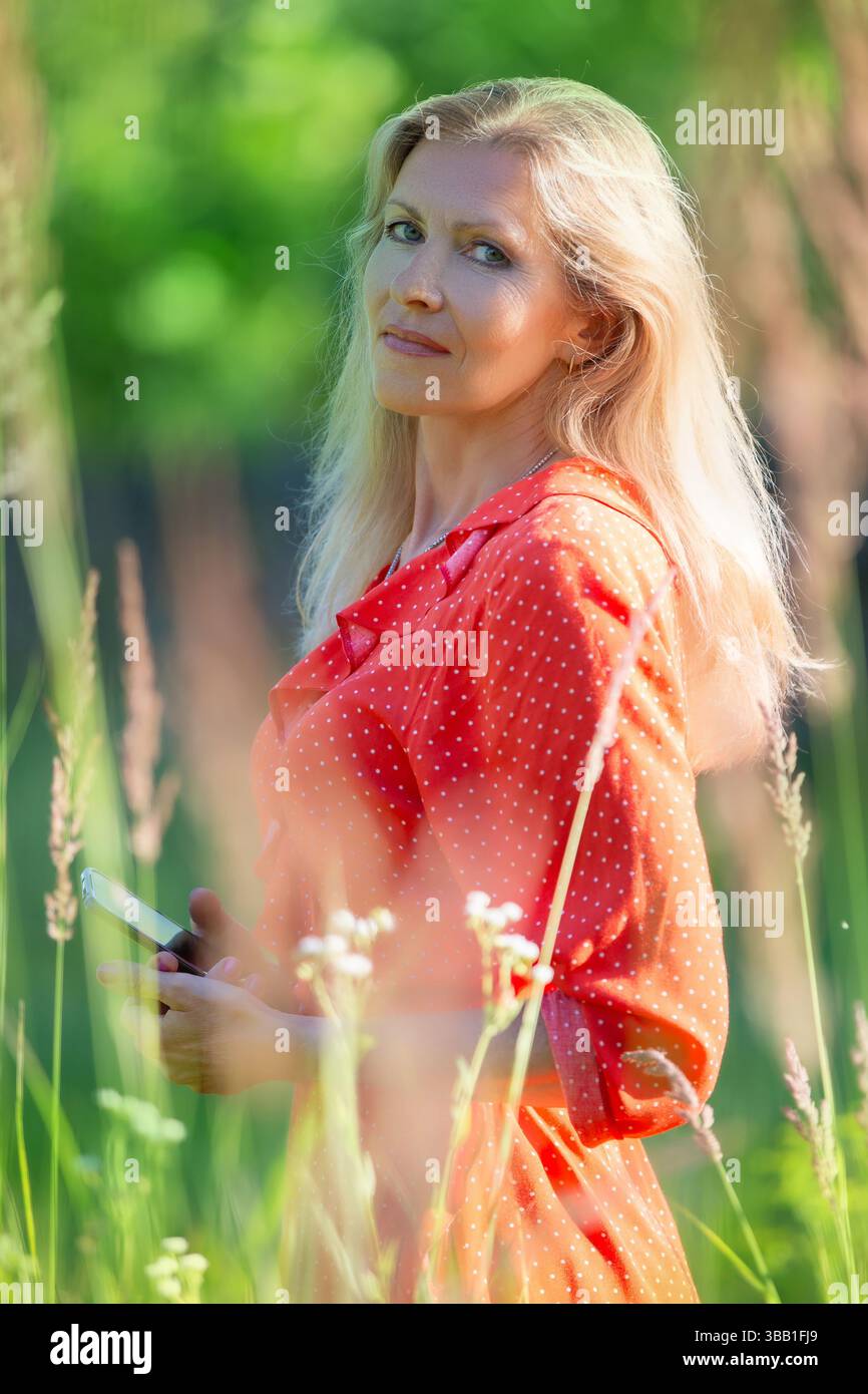 Beautiful lady long green dress hi-res stock photography and images - Alamy