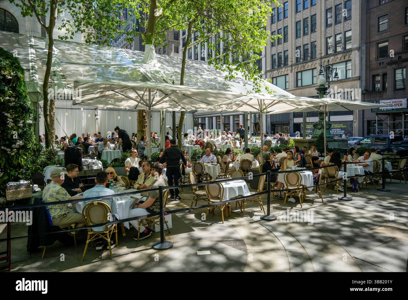 Al fresco dining at the Bryant Park Grill in Bryant Park in New York on Sunday, May 11, 2025. The lease for the Bryant Park Grill expired but the restaurant refuses to close to make way for the new leaseholder Jean-Georges Vongerichten’s restaurant group. Litigation ensues. (© Richard B. Levine) Stock Photo