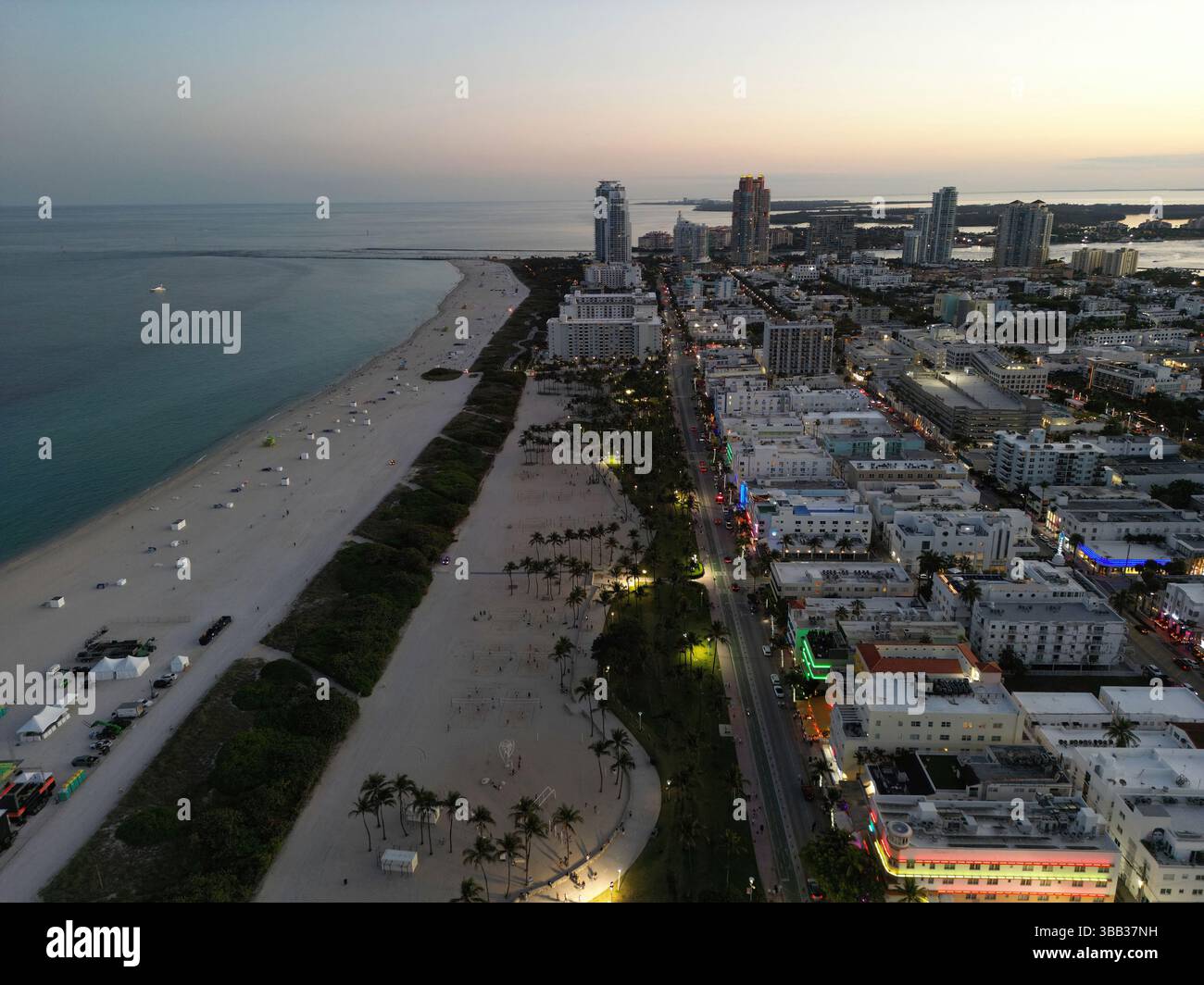 Cityscape of downtown Miami with sunset glow. Tropical paradise in ...