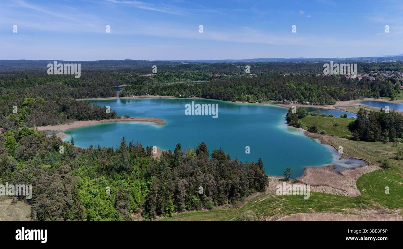 Hier der Blick auf die Osterseen bei Iffeldorf Landkreis Weilheim ...