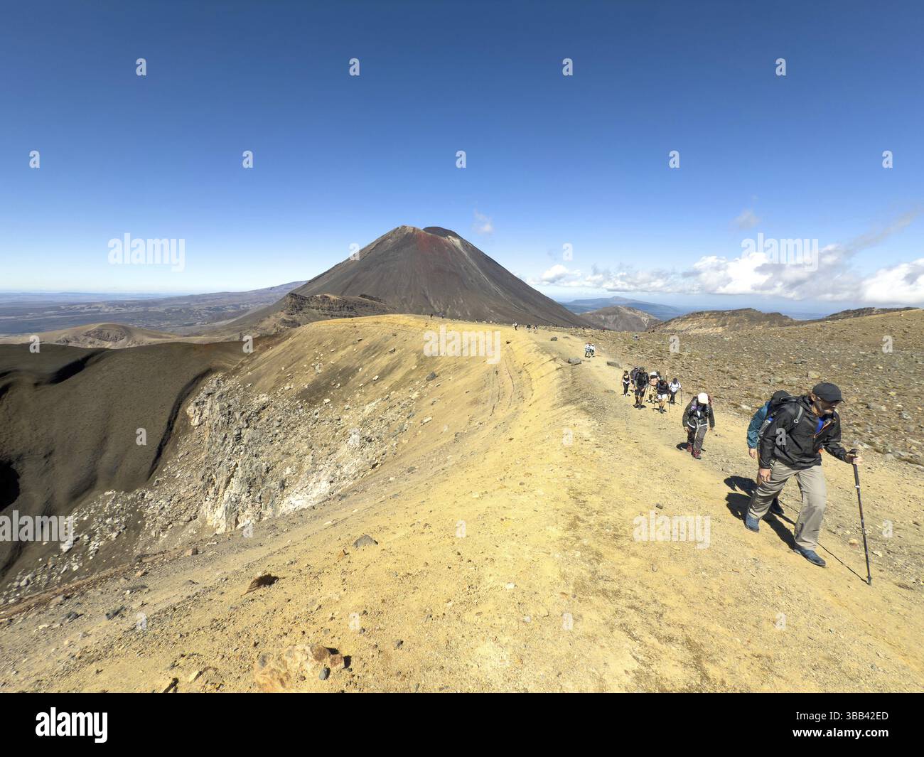 On the hiking trail of the Tongariro Alpine Crossing in Tongariro ...