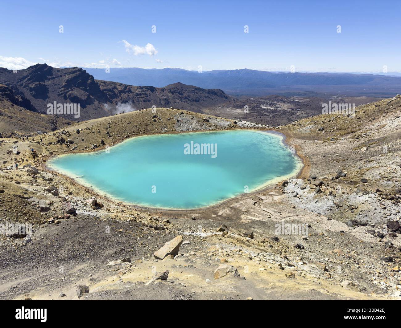 On the hiking trail of the Tongariro Alpine Crossing in Tongariro ...