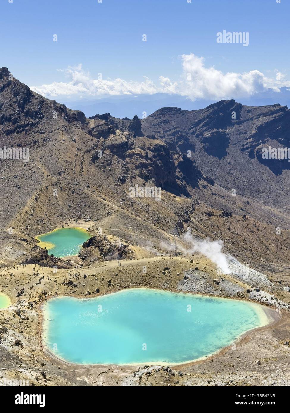 On the hiking trail of the Tongariro Alpine Crossing in Tongariro ...