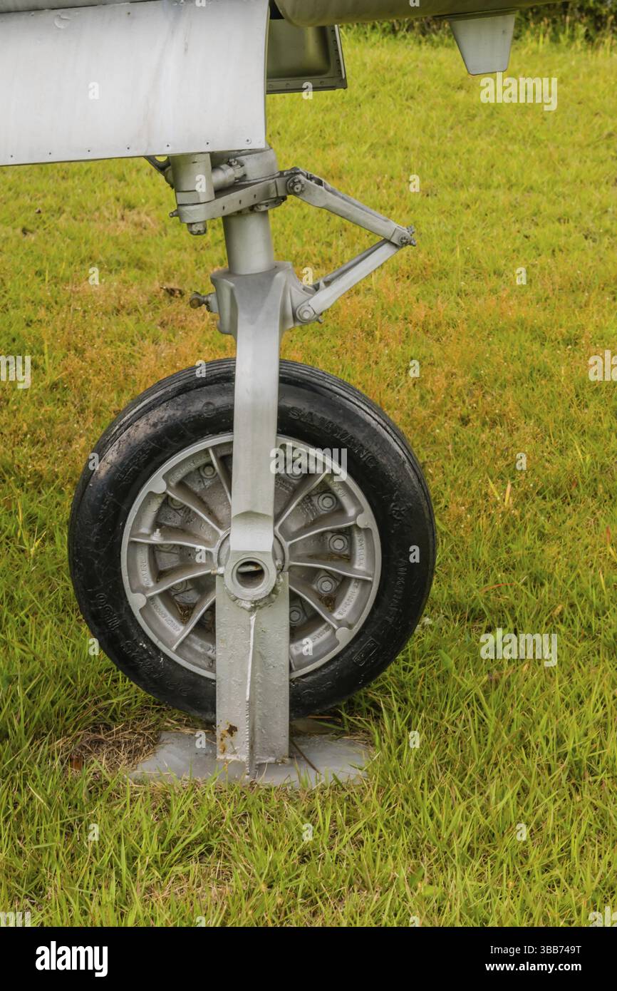 Front landing gear hi-res stock photography and images - Alamy