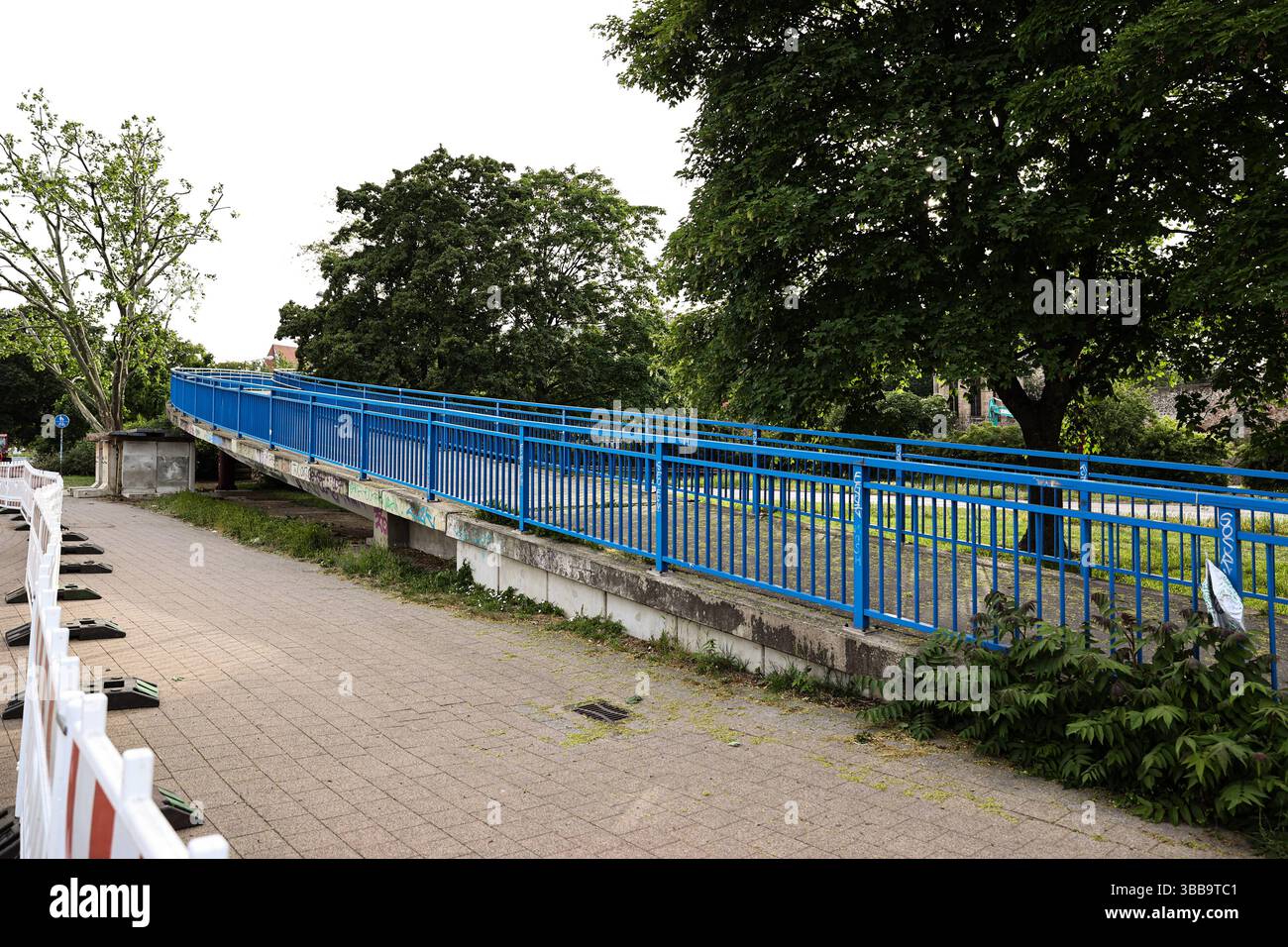 Abriss der Fußgängerbrücke am Petriförder in Magdeburg Sachsen-Anhalt ...