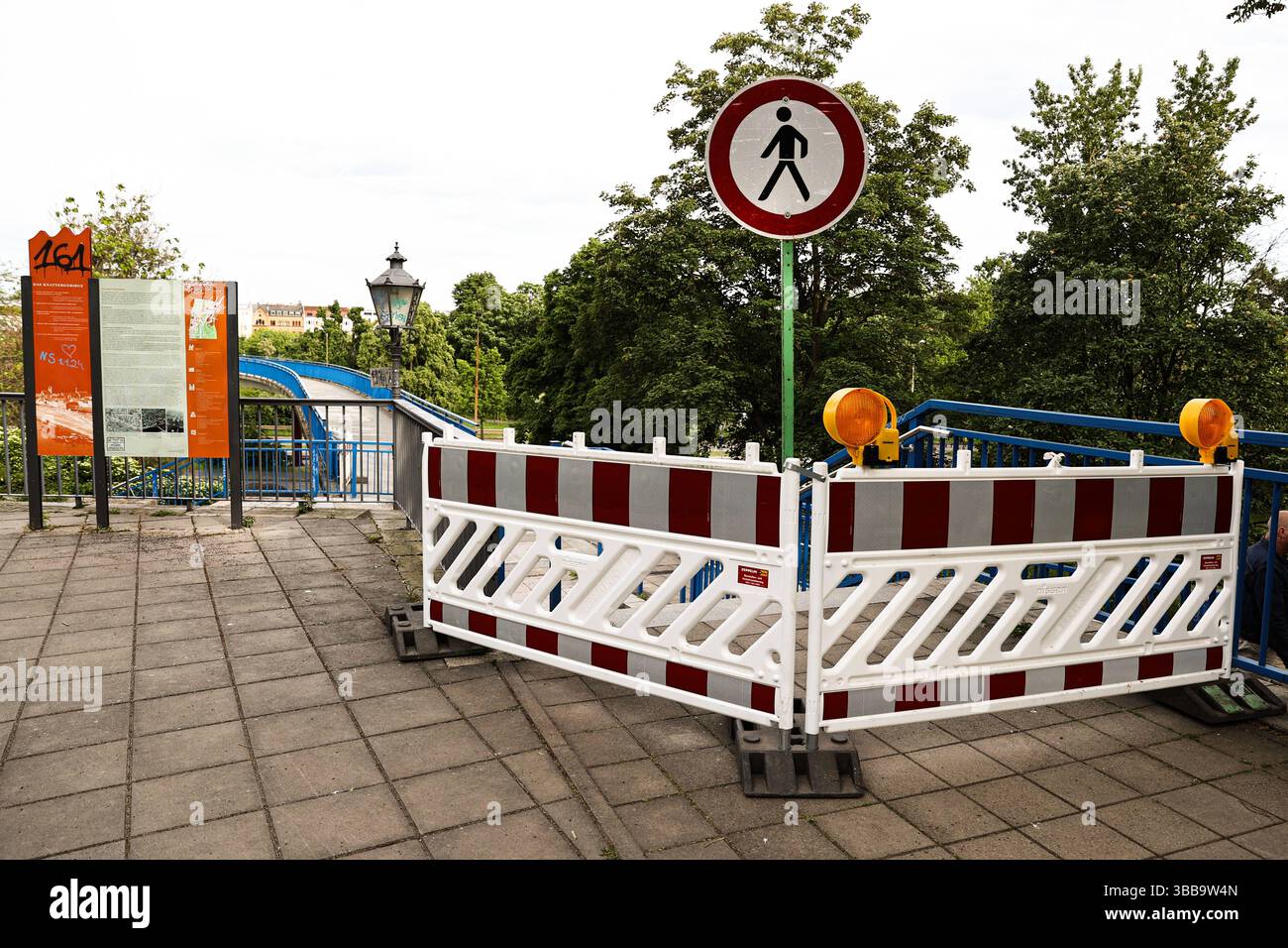 Abriss der Fußgängerbrücke am Petriförder in Magdeburg Sachsen-Anhalt ...