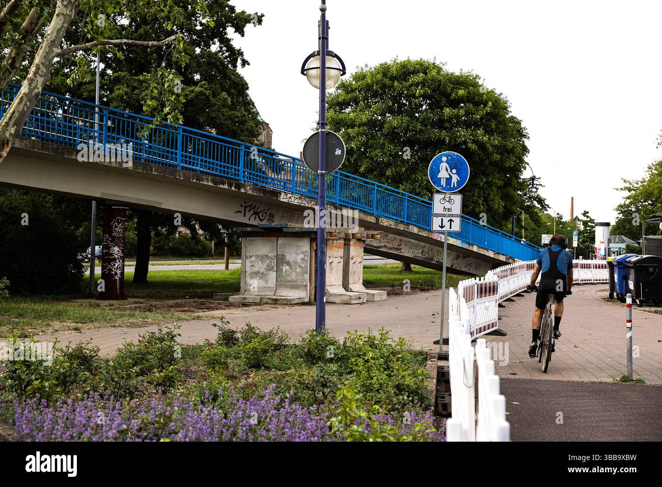 Abriss der Fußgängerbrücke am Petriförder in Magdeburg Sachsen-Anhalt ...
