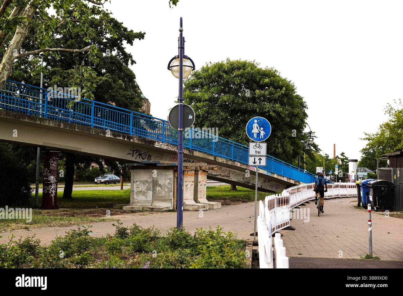 Abriss der Fußgängerbrücke am Petriförder in Magdeburg Sachsen-Anhalt ...