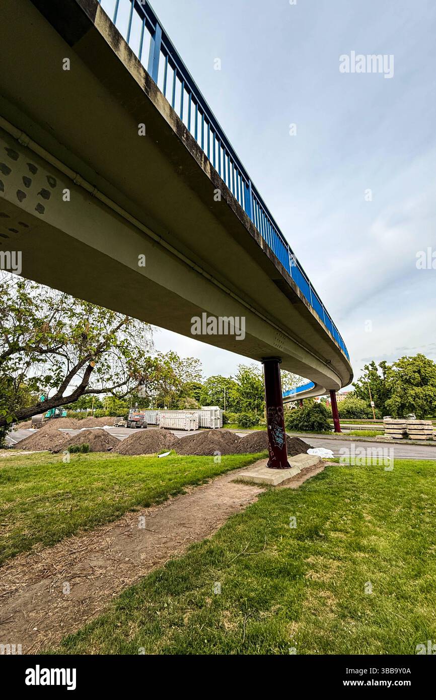 Abriss der Fußgängerbrücke am Petriförder in Magdeburg Sachsen-Anhalt ...