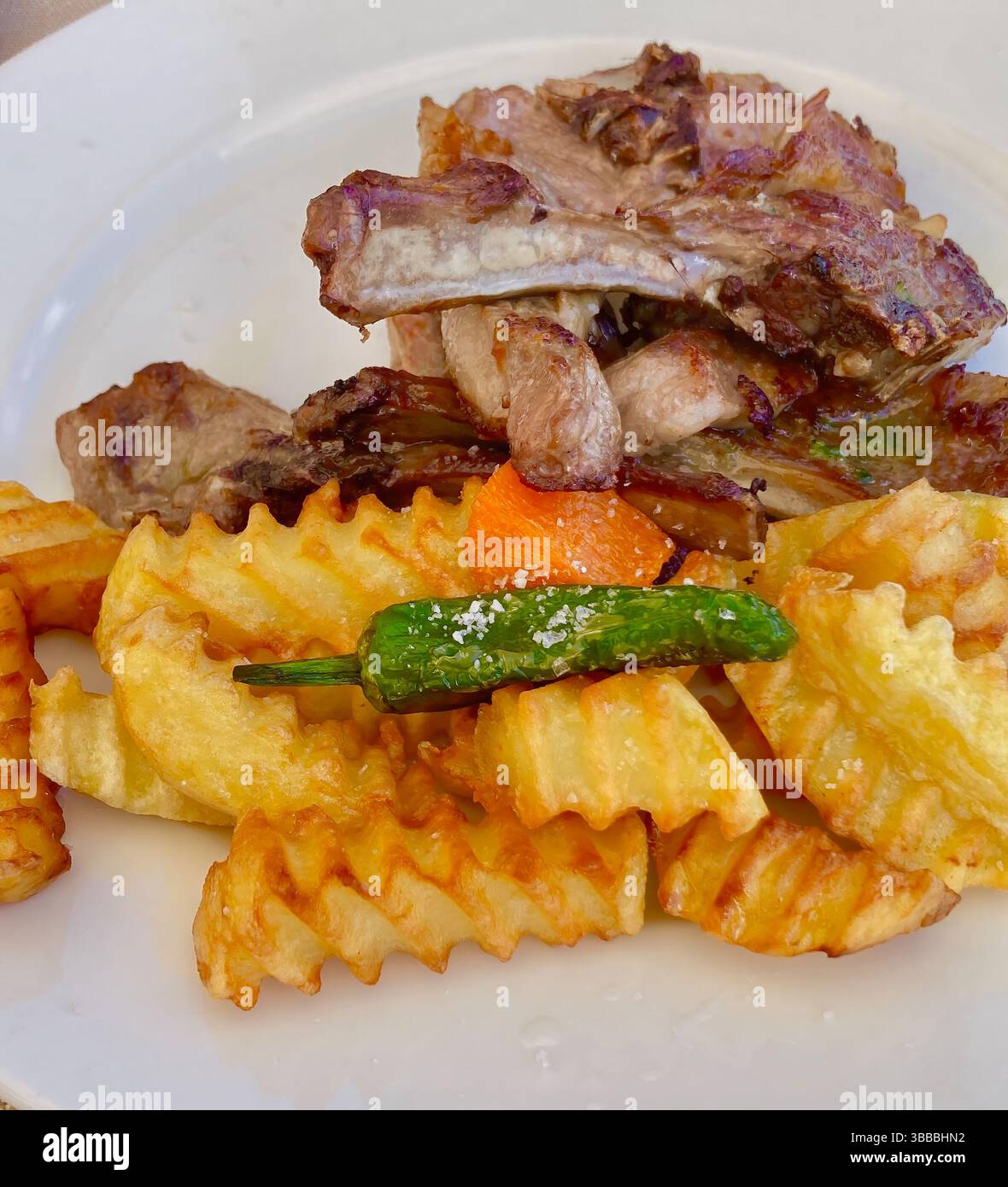 Chuletillas de cordero a la parrilla hi-res stock photography and ...