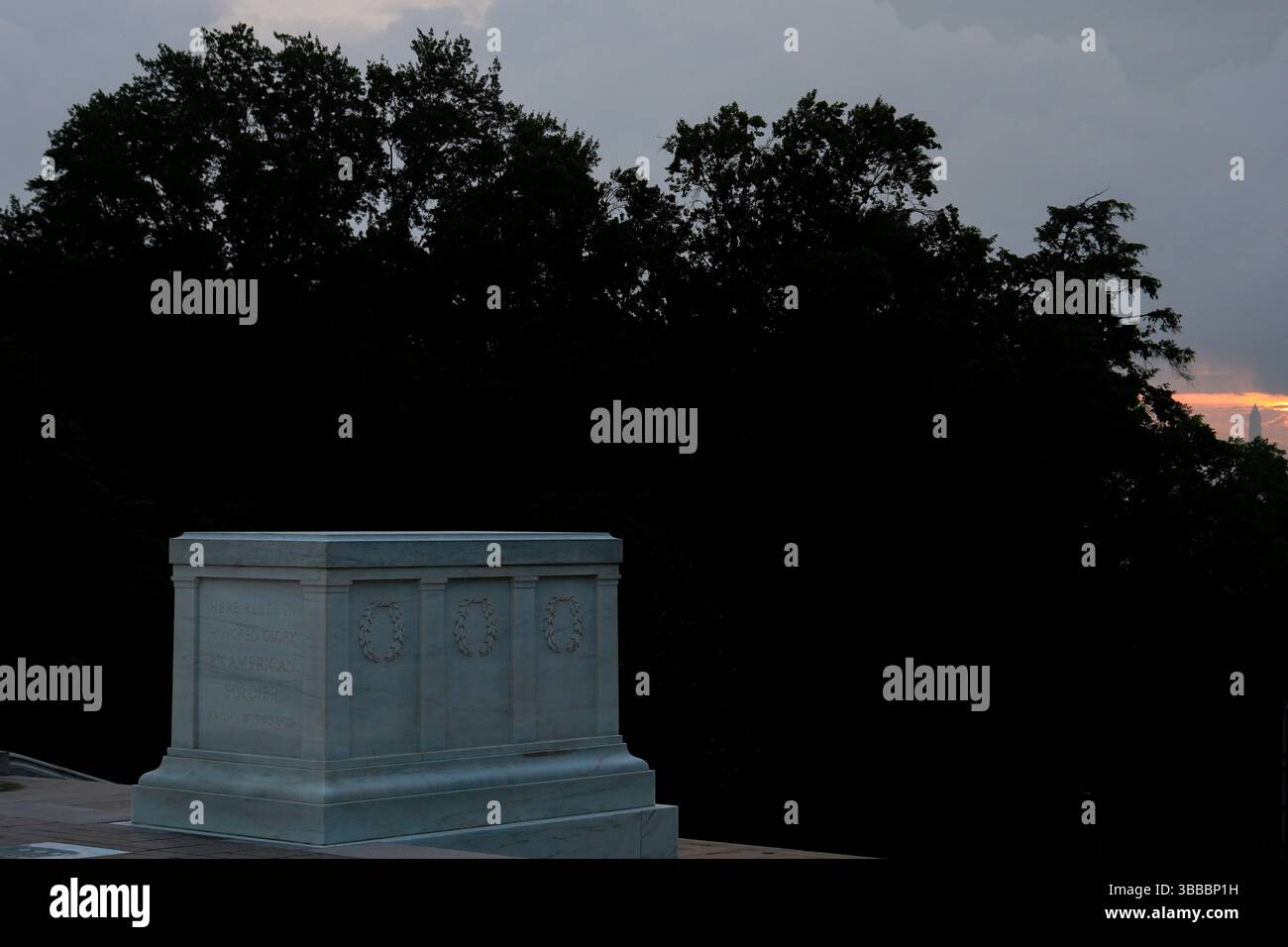 the-washington-monument-is-visible-behind-the-tomb-of-the-unknown
