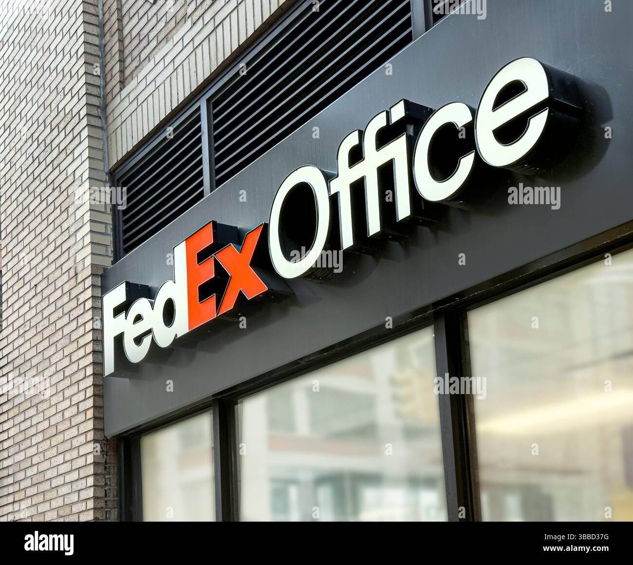 Fedex office store new york hi-res stock photography and images