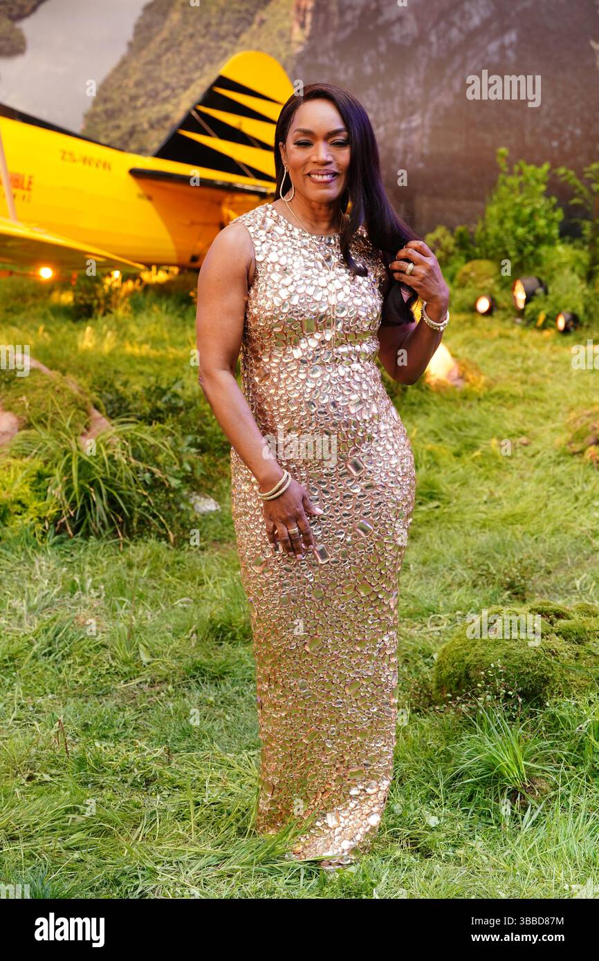 Angela bassett attends the hi-res stock photography and images - Page 2 -  Alamy