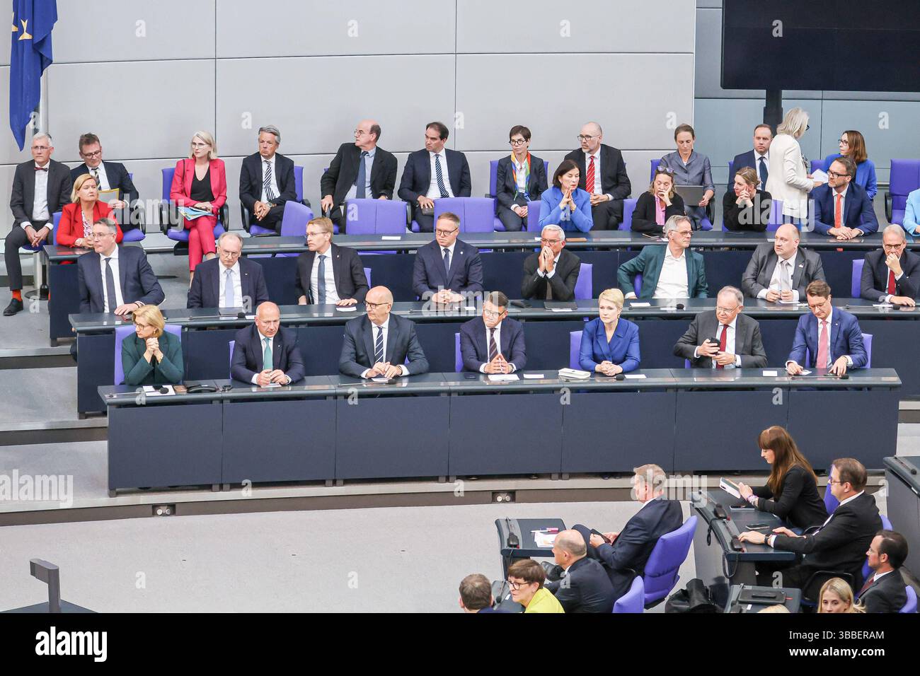 Wahl des Bundeskanzlers Plenarsaal: Bundesratsbank mit ...
