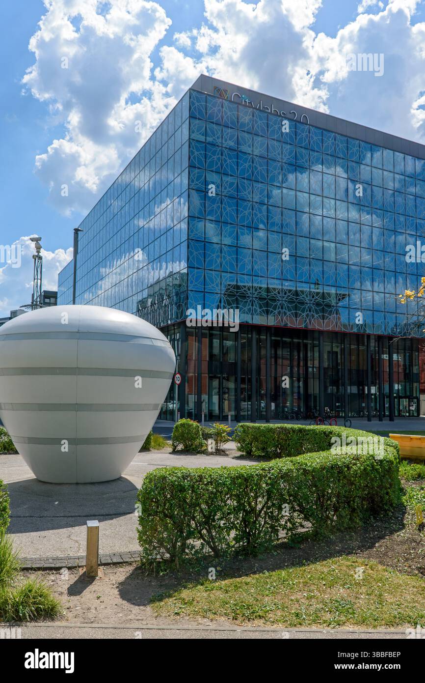 The Citylabs 2.0 building and the Anyone Who Has A Heart sculpture, Manchester University Hospitals complex, off Oxford Road, Manchester, England, UK. Stock Photo