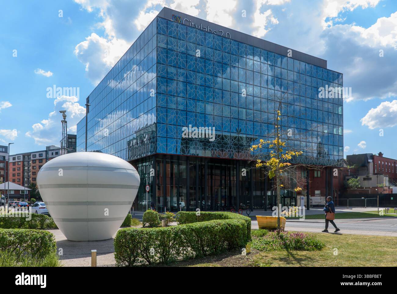 The Citylabs 2.0 building and the Anyone Who Has A Heart sculpture, Manchester University Hospitals complex, off Oxford Road, Manchester, England, UK. Stock Photo