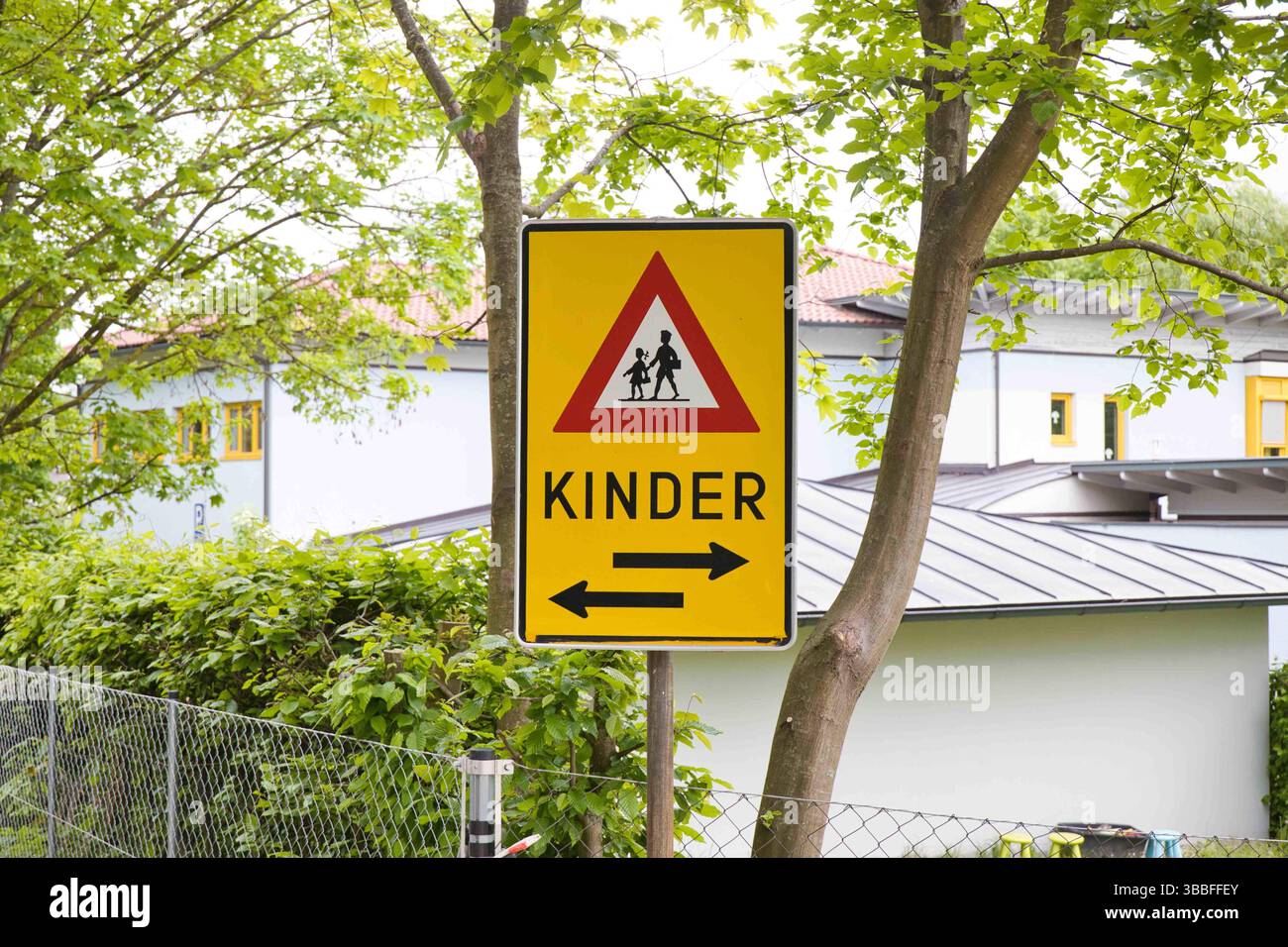 Verkehrsschild Achtung Kinder, Schild An Der Straße Warnt Autofahrer Vor Kreuzenden Personen Fussgangern Und Spielenden Kindern