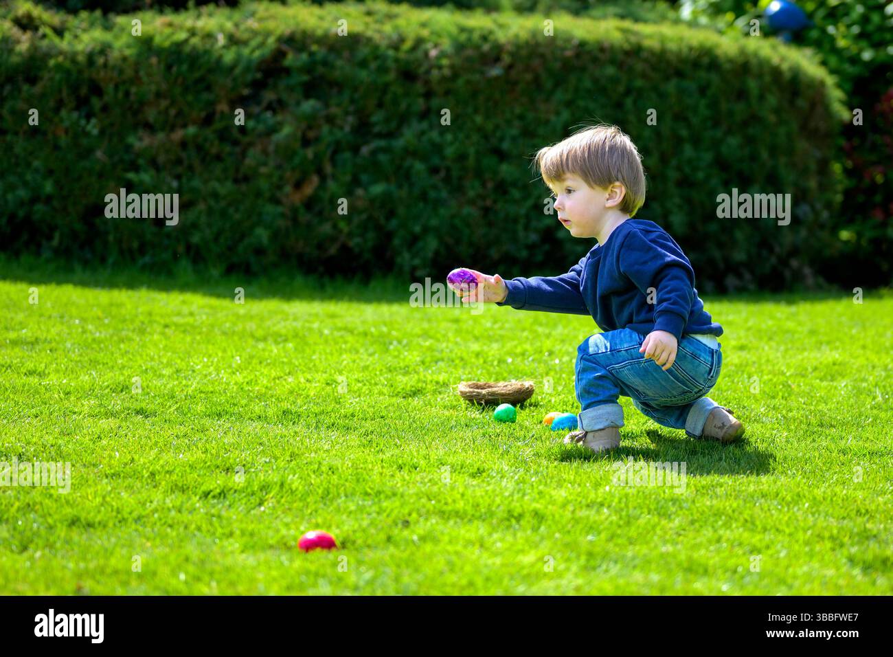 Crouches reaching hi-res stock photography and images - Alamy