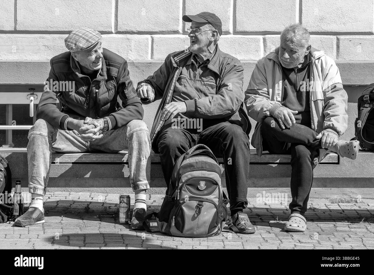 Plaudern - 15.05.2025: Streetfoto: Sehr viel Spaß dabei: Ulf, Siegfried und Klaus aus Ribnitz. Model Release liegt vor. 15.05.2025 Ribnitz-Damgarten Am Markt 1 Mecklenburg-Vorpommern Deutschland *** Chatting 15 05 2025 Streetfoto A lot of fun Ulf, Siegfried and Klaus from Ribnitz Model Release is available 15 05 2025 Ribnitz Damgarten Am Markt 1 Mecklenburg Vorpommern Germany Stock Photo
