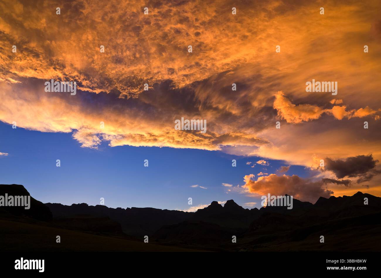 Breathtaking sunset over the Drakensberg Mountains near Cathedral Peak ...