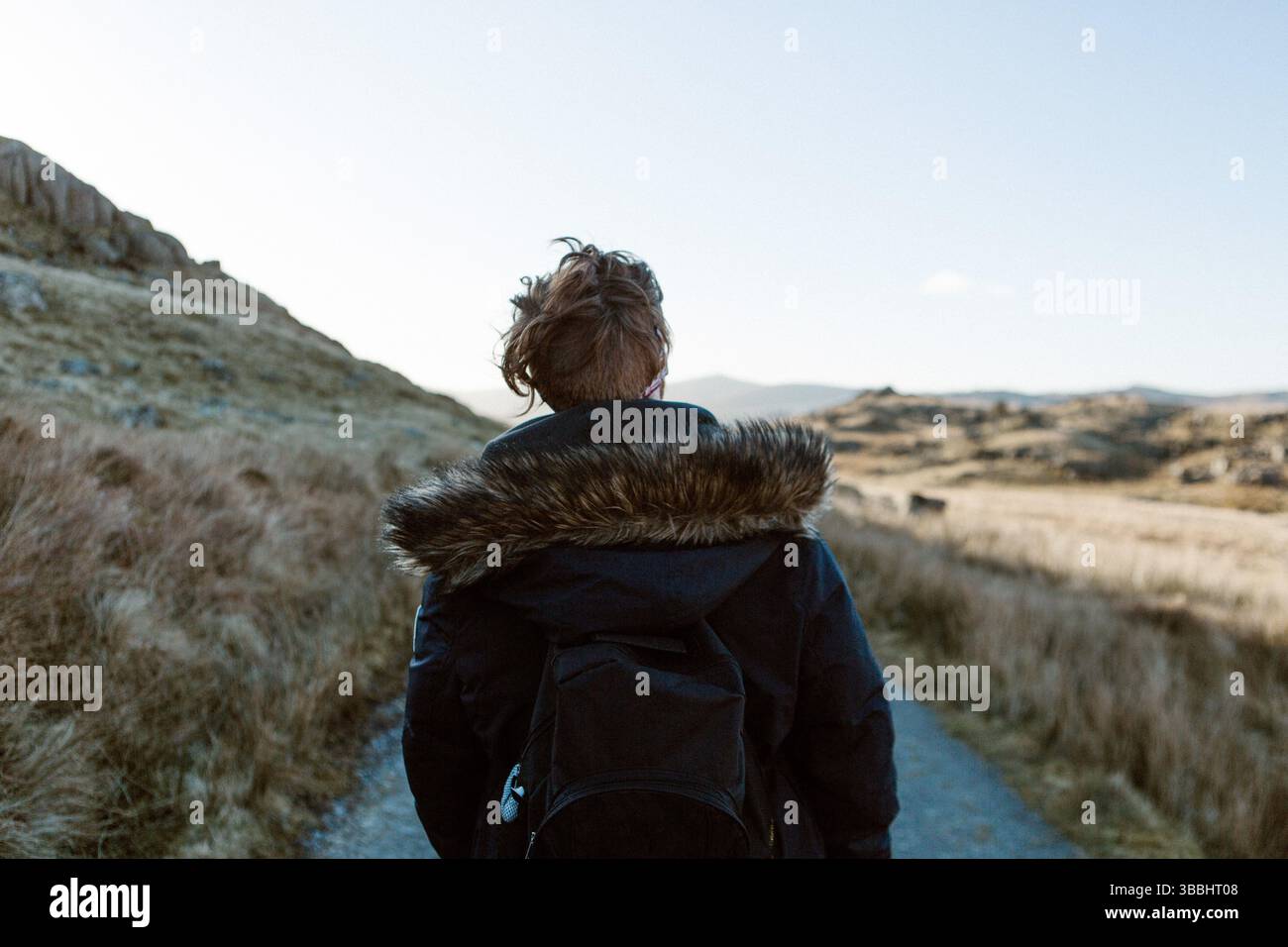 Man walking along hiking trail hi-res stock photography and images - Alamy