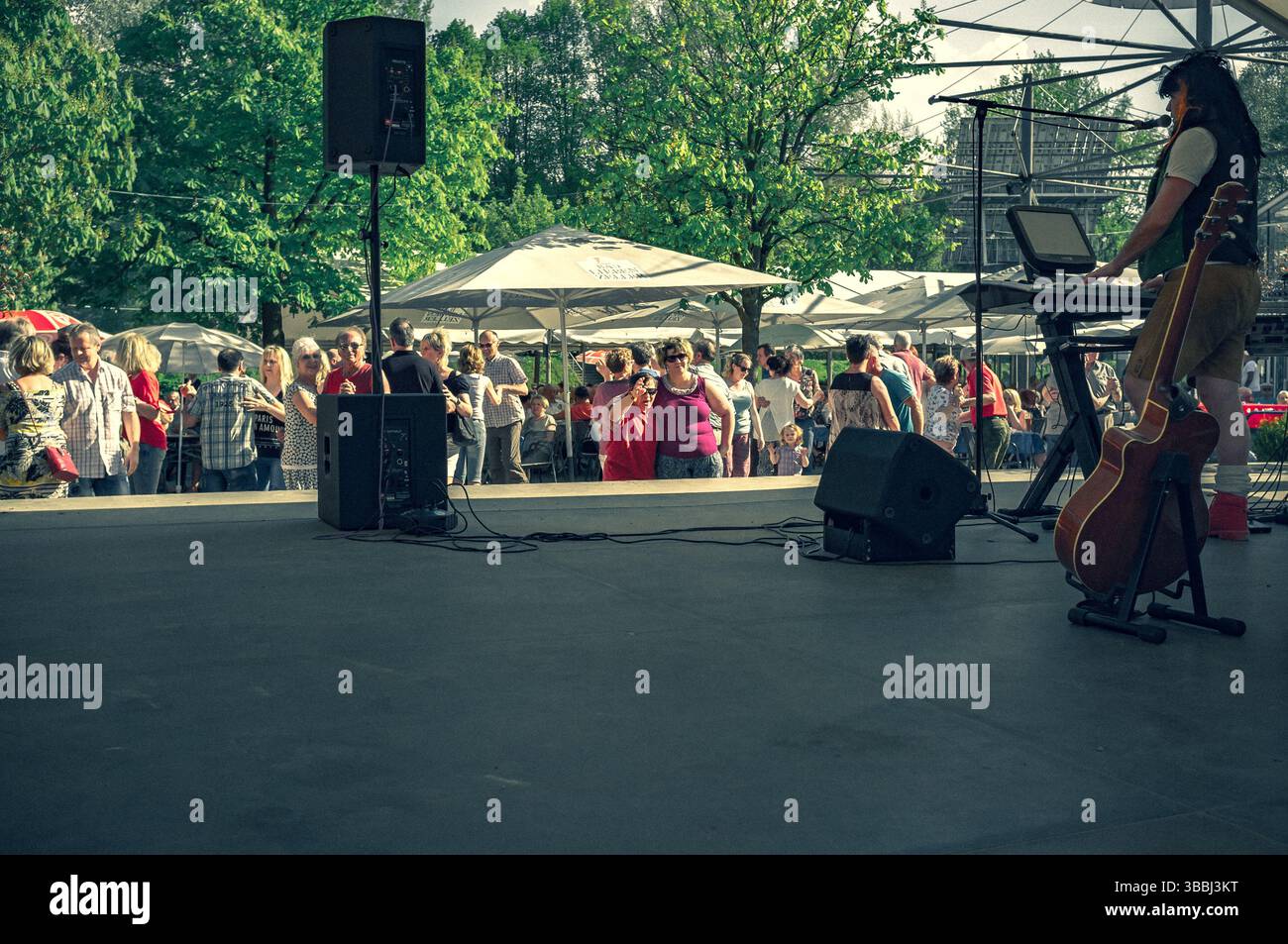 Large crowd outdoor concert hi-res stock photography and images - Alamy