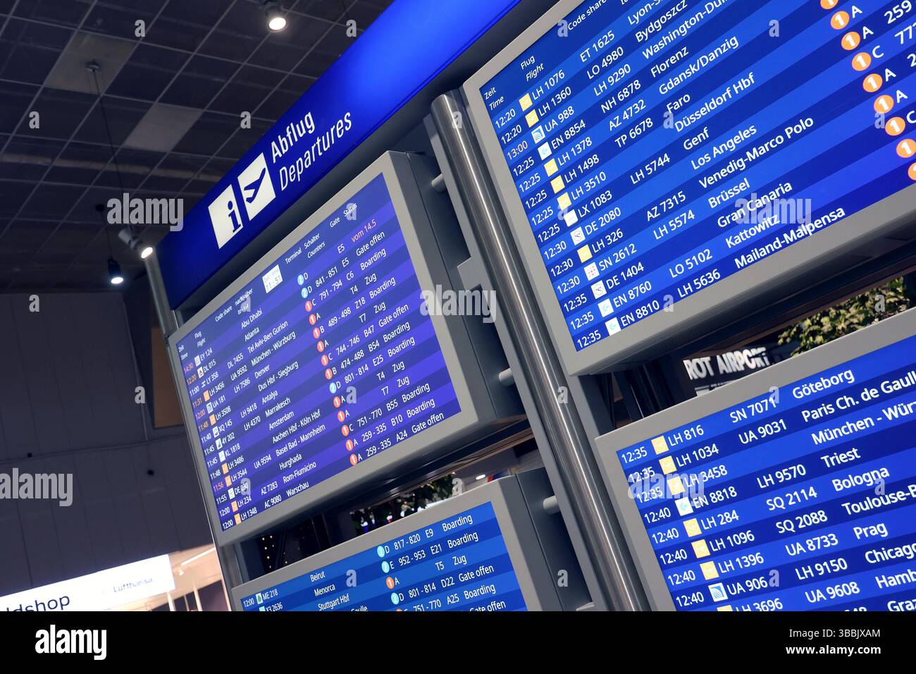 Monitore Im Flughafen Frankfurt A M Zeigen Die Abflugzeiten Flughafen 