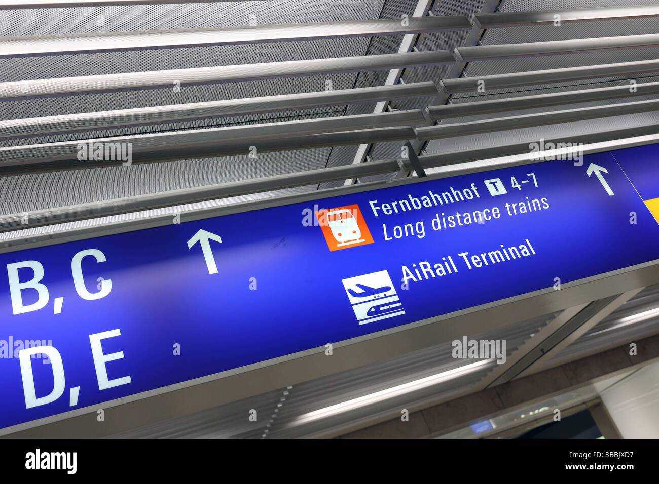 Ein Schild im Flughafen Frankfurt a.M. zeigt den Weg zum Fernbahnhof T ...