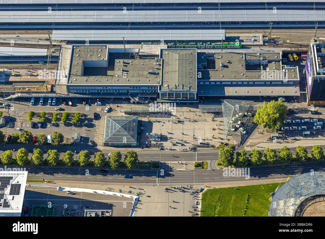 Luftbild, Hbf Hauptbahnhof Gebäude mit Bahnhofsvorplatz, überdachter