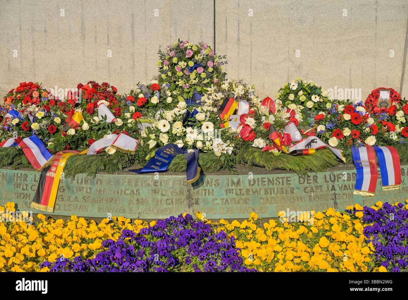 Trauerkränze am Luftbrückendenkmal, Platz der Luftbrücke, Tempelhof, Berlin, Deutschland *** Funeral wreaths at the Airlift Memorial, Platz der Luftbrücke, Tempelhof, Berlin, Germany Stock Photo