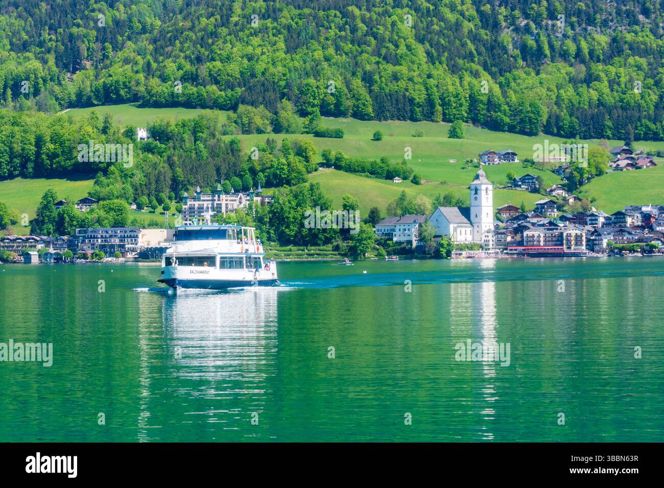 St. Wolfgang im Salzkammergut: Wolfgangsee (Lake Wolfgang), town St ...