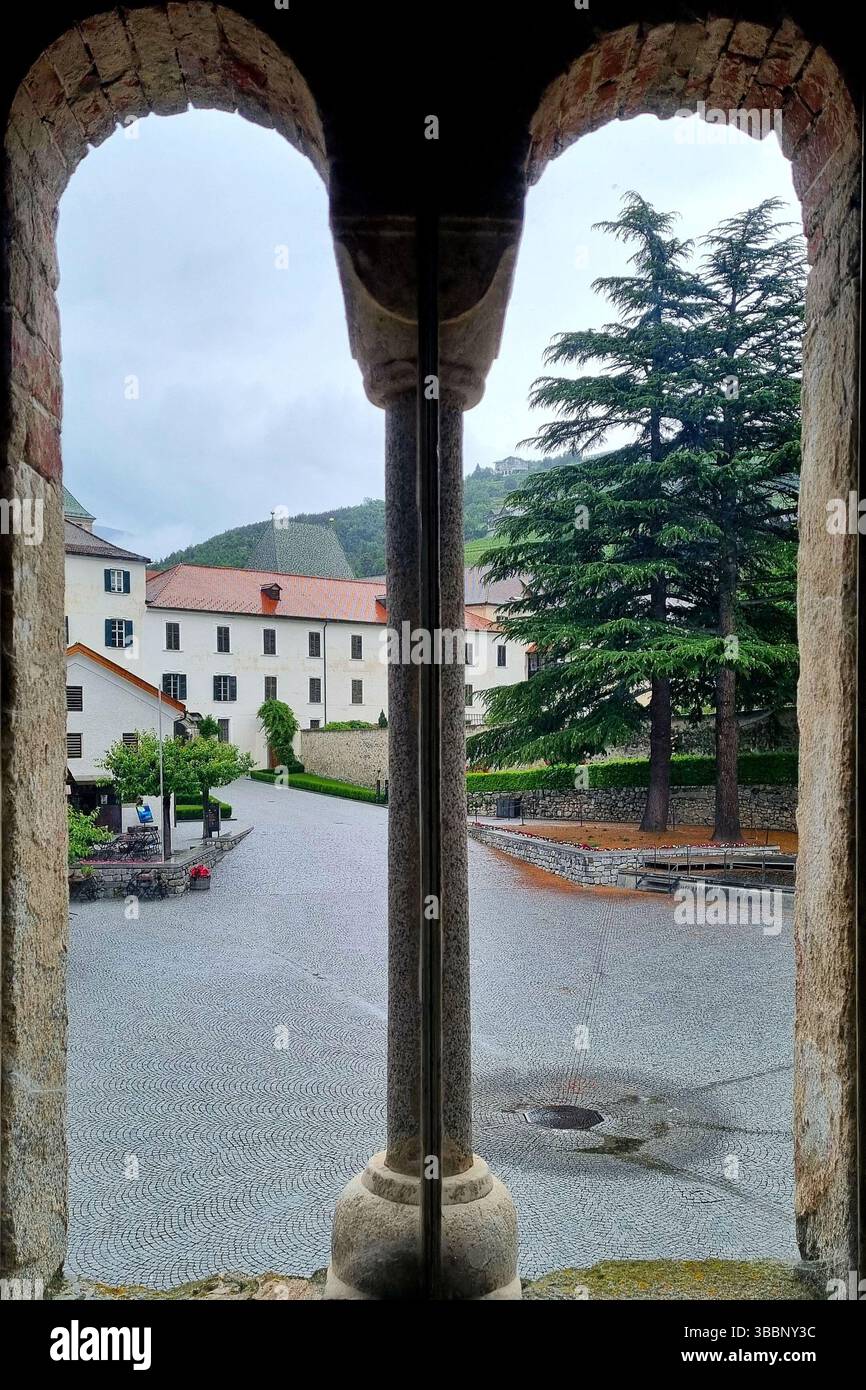 Double arched windows hi-res stock photography and images - Alamy