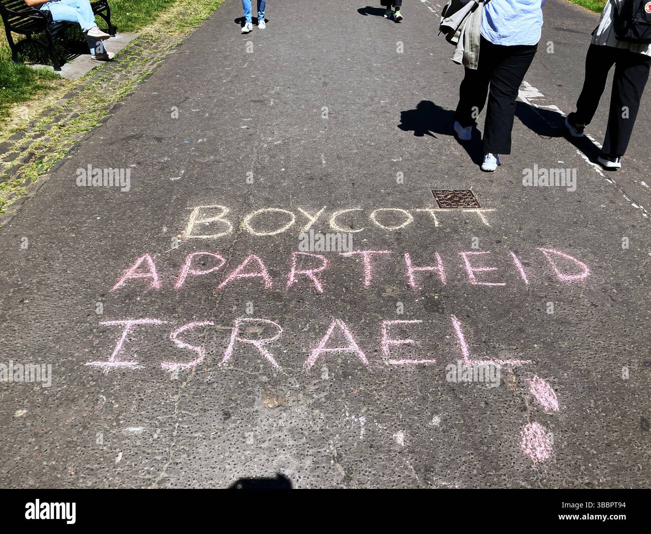 Anti Israel - Pro Palestine, Boycott Apartheid Israel, chalk drawing grafitti on pavement, Edinburgh Scotland, UK Stock Photo
