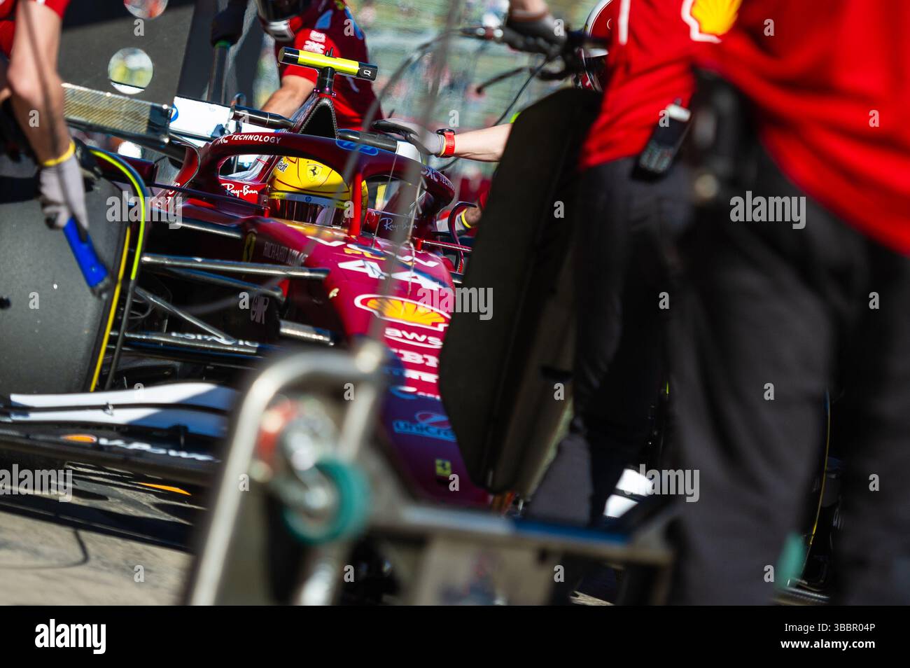 Imola, Bo/Italia, Italy. 16th May, 2025. Hamilton Pit Stop during the Emilia-Romagna Grand Prix at Autodromo Internazionale Enzo e Dino Ferrari. Credit: Nicolo Farina/ZUMA Press Wire/ZUMA Wire/Alamy Live News Stock Photo