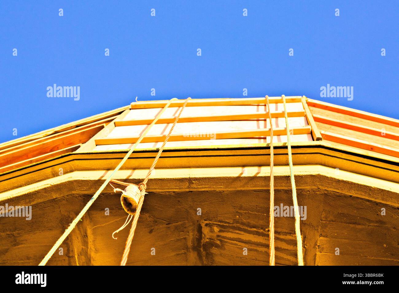 Hanging rope structure hi-res stock photography and images - Alamy