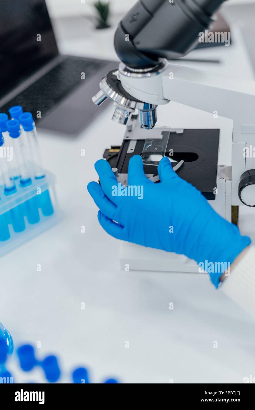 Laboratory process microscope slide hi-res stock photography and images ...