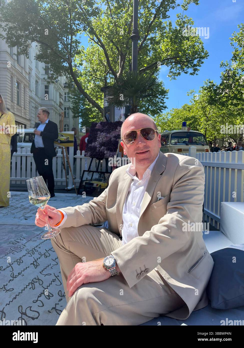 Marvin Schertl bei der Präsentation des historischen Mercedes Benz SLC ...