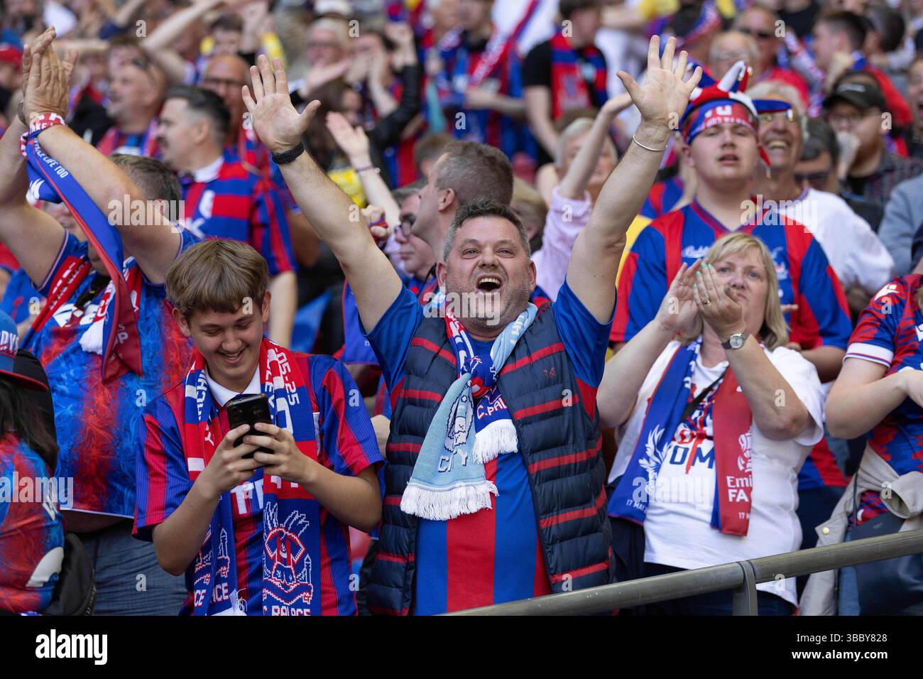 GOAL 1-0 Crystal Palace score and their fans, supporters celebrate ...