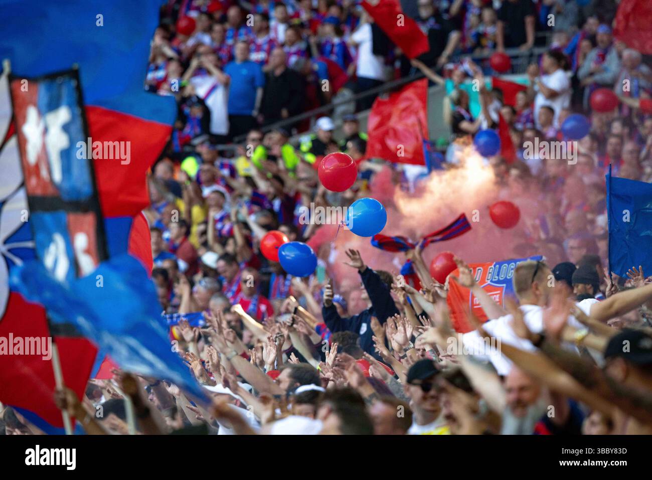 GOAL 1-0 Crystal Palace score and their fans, supporters celebrate ...