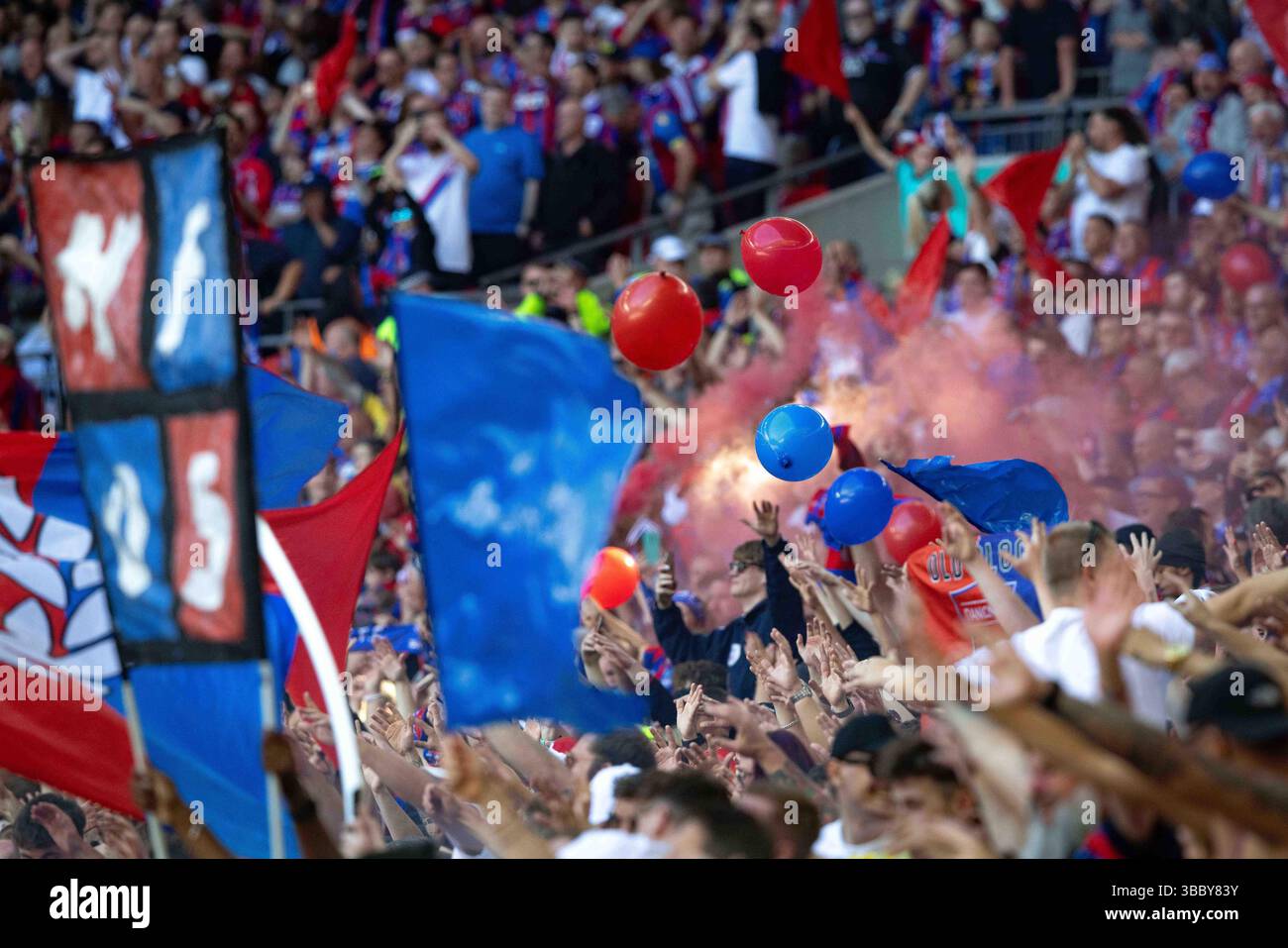 GOAL 1-0 Crystal Palace score and their fans, supporters celebrate ...